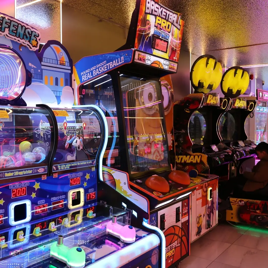 Basketball and retro arcade machines at Lucky Claw
