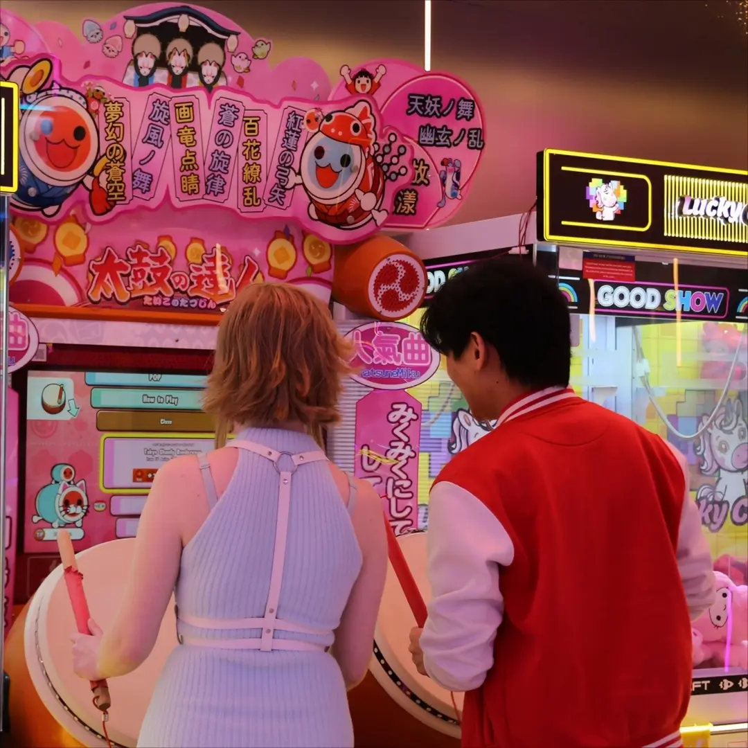 Two players drumming on the Taiko rhythm game at Lucky Claw